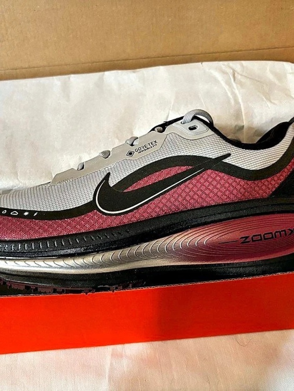 Nike Vomero 18 GTX Running Shoes Gray & Burgundy